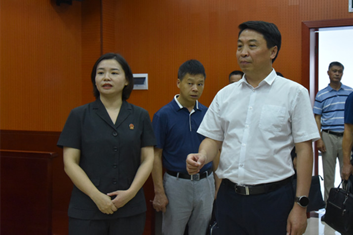 7.29人大高亚华参观法庭.JPG